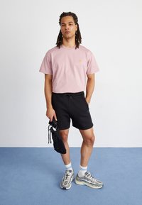 Carhartt WIP CHASE - Basic T-shirt - glassy pink/gold