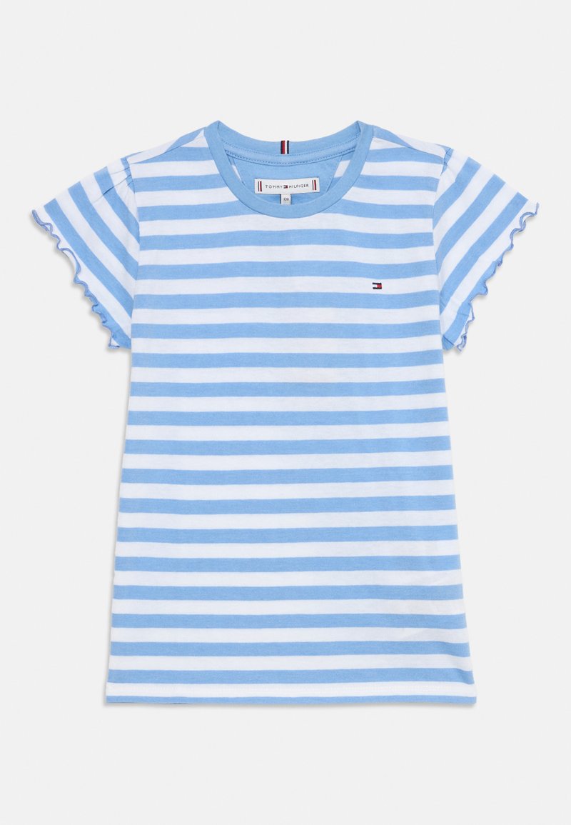 Lys blå og hvit stripete t-skjorte laget av myk bomull, med rund hals og volangkort ermer. Lite logo på brystet.