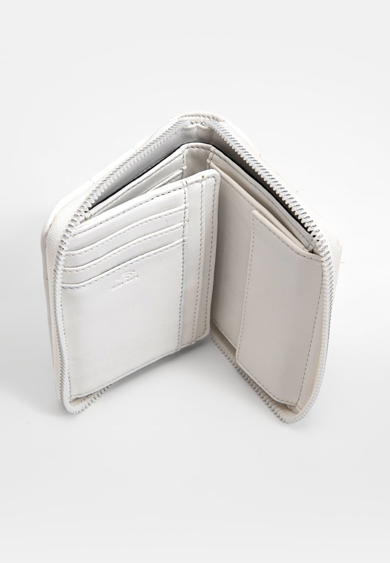 Komportabler weißer Lederbrieftasche mit Reißverschluss, geöffnet, um mehrere Kartenfächer und ein Münzfach im Inneren zu zeigen.