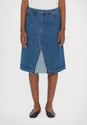 Denim skirt with a high waist, blue color, knee-length, featuring a front slit, frayed hem, and five-pocket design.
