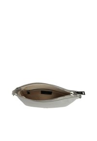 Pochette metallica argentata con esterno testurizzato, chiusura a zip e interno beige. Presenta un'etichetta del marchio all'interno. Design compatto e lineare.