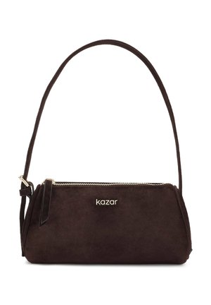 Sac à main en daim brun foncé avec une seule poignée supérieure, une fermeture éclair dorée et le logo "kazar" centré à l'avant.