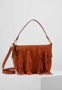 Brązowa torebka z zamszu z wieloma frędzlami, złotymi akcentami i odczepianym paskiem. Zawiera kluczowy dodatek przymocowany dla dodatkowego efektu.