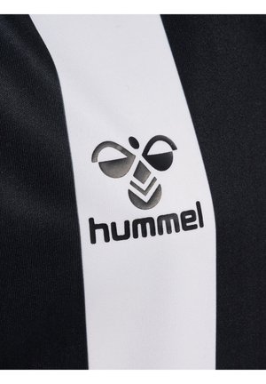 Sort og hvid sportsjersey stof med et vertikalt stribedesign og et fremtrædende Hummel-logo i sort. Glat tekstur.