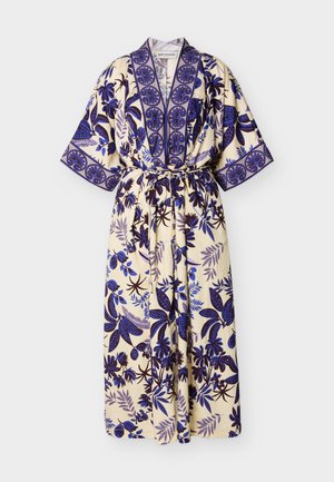 Ilgas gėlių raštuotas kimono stiliaus chalas, kreminės spalvos su mėlynais ir violetiniais lapų bei gėlių raštais, plačiomis rankovėmis ir prie juosmens prisegama atitinkančia diržo juosta.