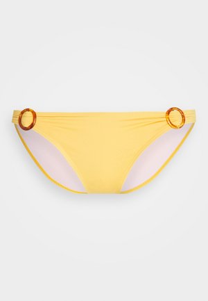 Gele bikini-bodem heeft een gladde stof, een tweekleurig ontwerp met een roze paneel en decoratieve amberkleurige ringen aan beide zijden.