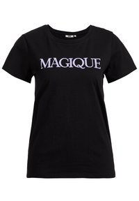 Černé bavlněné tričko s kulatým výstřihem, krátkými rukávy a nápisem "MAGIQUE" vytištěným světle fialovou barvou napříč hrudí.