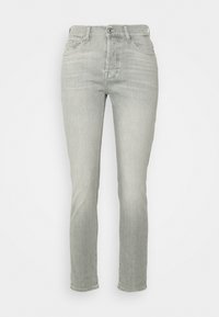 Jean en denim gris clair avec une coupe droite, cinq poches, fermeture éclair et bouton. Présente un léger délavage et des surpiqûres classiques.