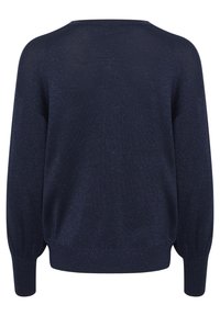 Dunkelblauer Strickpullover mit lockerem Schnitt, weitem Bootsausschnitt und langen Puffärmeln. Ansprechende, subtile schimmernde Textur über die gesamte Oberfläche.