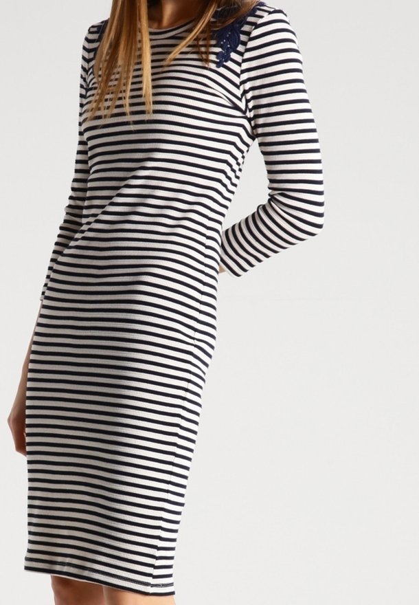 Robe à manches longues rayée en bleu marine et blanc, en tissu côtelé avec un accent en dentelle à l'épaule, longueur genou et silhouette ajustée.