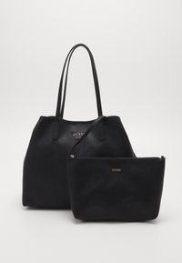 Sac fourre-tout en cuir noir avec finition texturée et deux poignées, accompagné d'une pochette zippée assortie. Doté d'accents dorés avec le logo "GUESS".