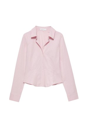 Chemise rose clair à manches longues avec petit motif à carreaux et col pointu, présentée à plat sur fond blanc.