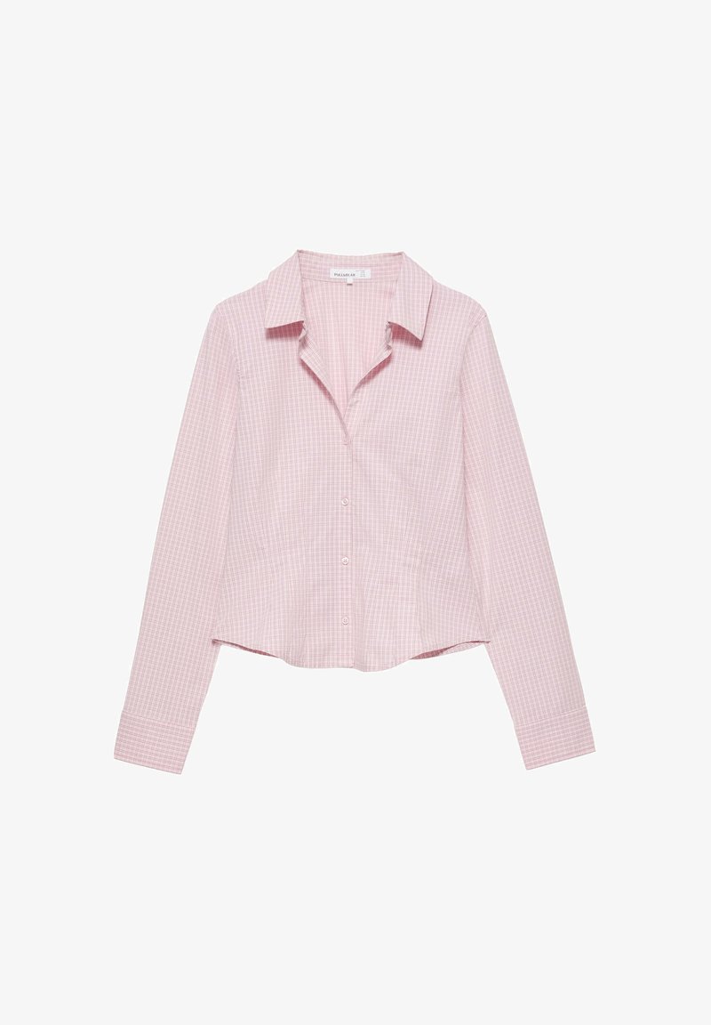 Chemise rose clair à manches longues avec petit motif à carreaux et col pointu, présentée à plat sur fond blanc.