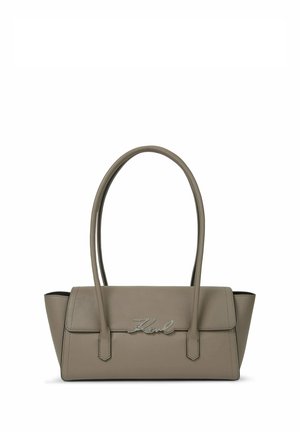 Sac à main rectangulaire taupe avec deux longues anses, fermeture à rabat et logo "Karl" argenté en écriture cursive sur le devant.