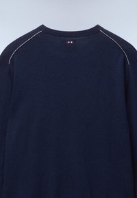 Marineblau gestrickter Pullover mit Rundhalsausschnitt, der silberne Nähte entlang der Schulternähte und ein kleines farbiges Label auf der Rückseite aufweist.