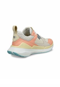 Chaussure de sport avec une combinaison de panneaux beige clair, pêche et gris. Tige en mesh, talon rembourré et une semelle épaisse blanche avec des accents bleus.