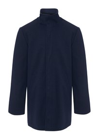Marineblauer Wollmantel mit hohem Kragen, weiten Ärmeln und ohne sichtbare Verschlüsse. Das Design ist klar und minimalistisch, mit Taschen an den Seiten.