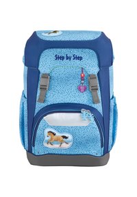 Mochila azul con una superficie texturizada, acentos en azul marino, correas ajustables grises y un gráfico de caballo en el bolsillo frontal. Cuenta con tiradores de cremallera y un charm.