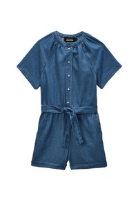 Salopette en jean avec encolure ronde, manches courtes, fermeture à boutons sur le devant, taille élastique et ceinture assortie. Couleur bleu clair, texture douce.