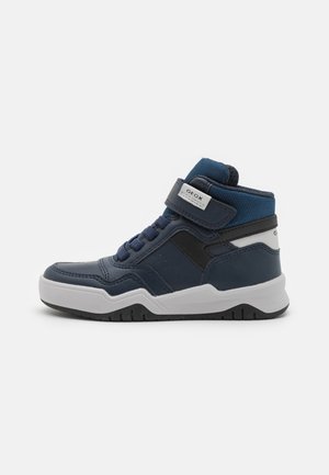 Sneaker alta con toma blu in pelle, suola in gomma bianca e fascia in Velcro per la chiusura, caratterizzate da dettagli testurizzati.