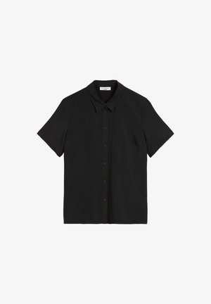 Camicetta nera a maniche corte con colletto appuntito, chiusura frontale con bottoni discreta e texture liscia. Design classico, stile minimalista.