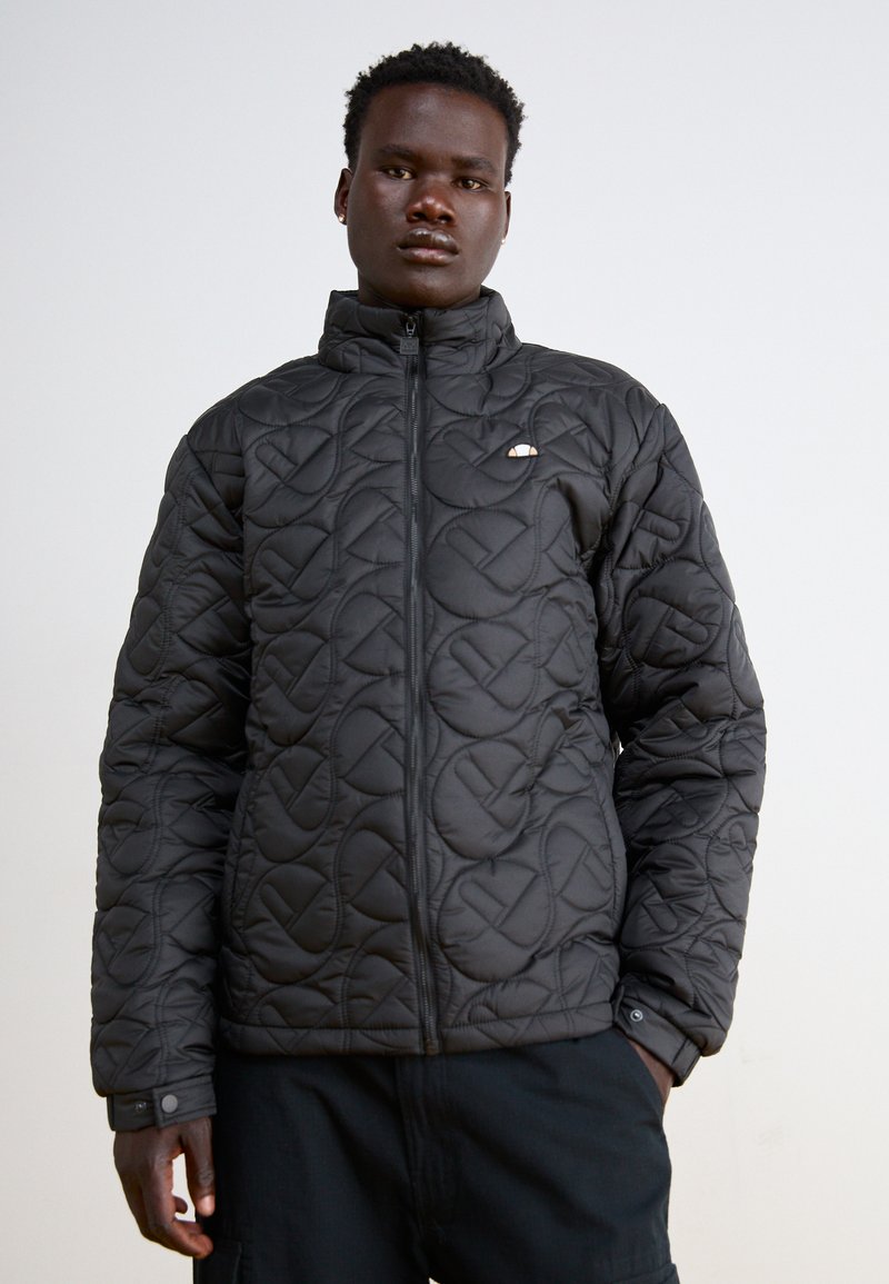 Quilts melns mētelis ar augstu apkakli, ar rāvējslēdzēju priekšā un elastīgām aprocēm. Iezīmējas ar smalku logotipu uz krūtīm. Gluda, teksturēta auduma.