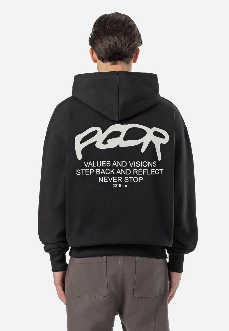 Svart hettegenser med stor hvit tekst på ryggen: "PGDR VERDIER OG VISJONER STEG TILBAKE OG REFLEKTER ALDRI STOPP 2018 - ∞". Løkker og ribbeputer.