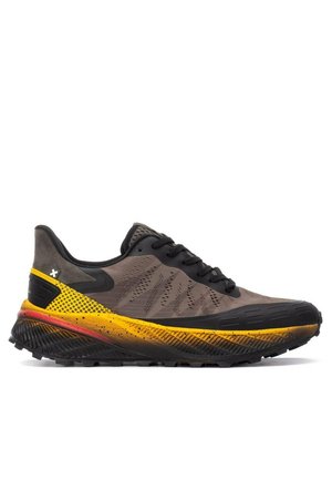 Vista lateral de zapatilla para correr marrón y negra con suela de degradado amarillo brillante y rojo y cordones negros sobre fondo blanco.