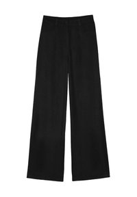 Pantalons larges noirs en tissu lisse, avec un système de fermeture à bouton, des passants de ceinture et quatre poches. Devant plat et ourlets droits.