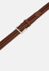 Brauner geflochtener Lederbann mit einer silbernen Metallschnalle und einem kleinen Lederakzent in der Nähe der Schnalle. Detaillierte geflochtene Struktur über den gesamten Bann.
