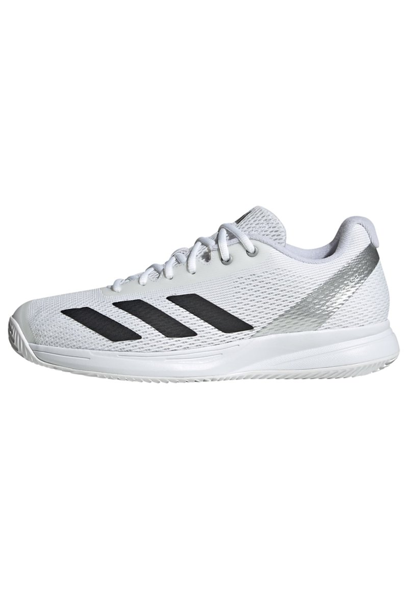 Bottine de sport blanche avec des rayures noires, tige en maille texturée, col rembourré et accents argentés au niveau du talon, dotée d'une semelle en caoutchouc durable.