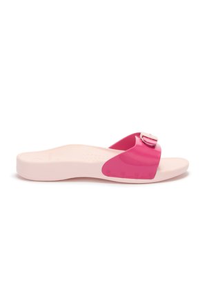 Lyserød slidesandal med en tyk sål og en bred, blank lyserød rem med en lille spænde på toppen.