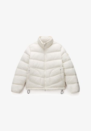 Witte cropped pufferjack met hoge kraag, gewatteerd ontwerp, zijzakken met rits en verstelbare koord aan de onderkant. Glad textuur.