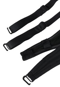 Črne pripone iz trpežne tkanine z nastavljivimi sponkami in kovinskimi kljuki. Imajo gladko teksturo in ojačane šive za stabilnost.
