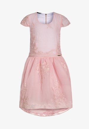 Robe rose à manches courtes, tissu texturé, détails de broderie florale, fermeture éclair au dos, et jupe évasée avec un dos légèrement plus long.