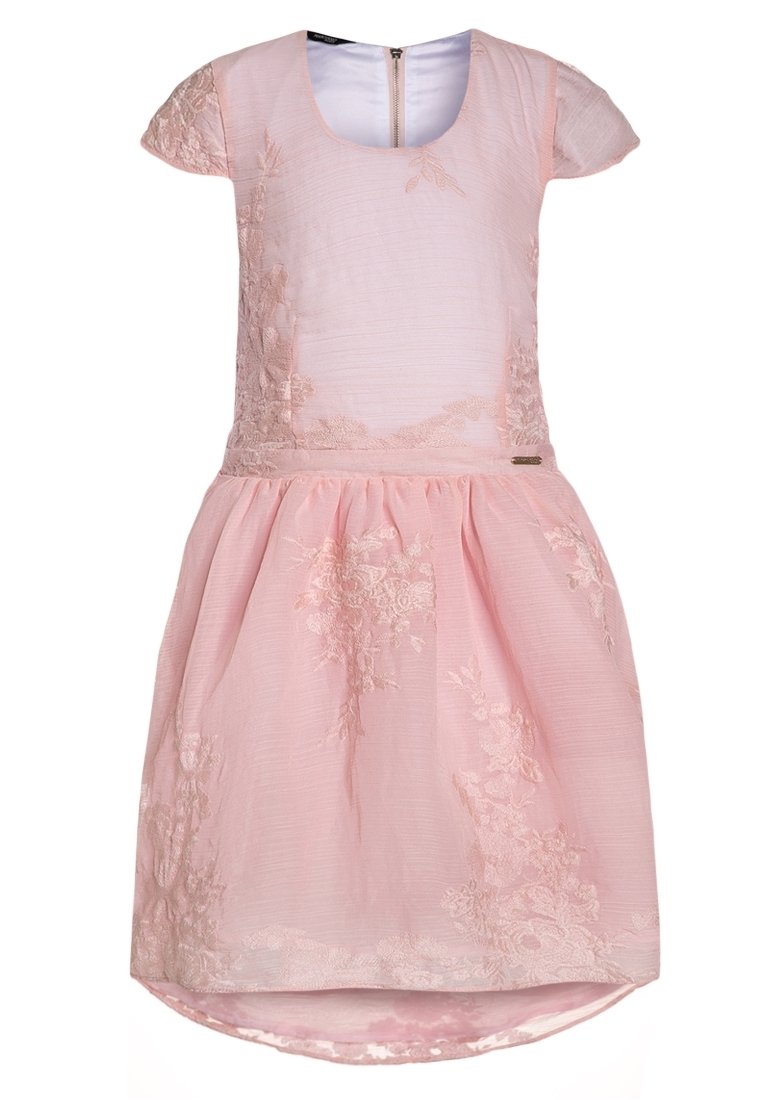 Różowa sukienka z krótkimi rękawami, teksturowana tkanina, detal z haftem kwiatowym, zamek z tyłu oraz rozkloszowany dół z nieco dłuższym tyłem.