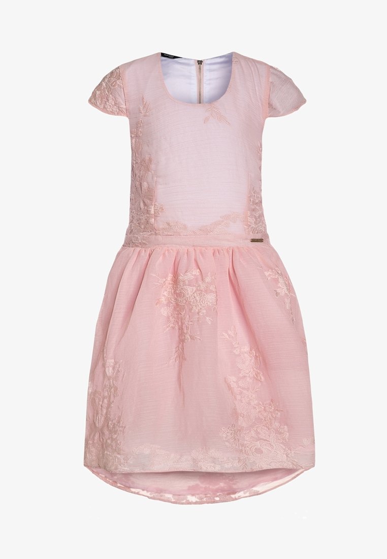 Różowa sukienka z krótkimi rękawami, teksturowana tkanina, detal z haftem kwiatowym, zamek z tyłu oraz rozkloszowany dół z nieco dłuższym tyłem.