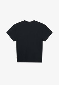 Μαύρο κοντομάνικο t-shirt με στρογγυλή λαιμόκοψη, εμφανίζεται από πίσω με μια μικρή μπεζ ετικέτα στη αριστερή πλευρική ραφή.