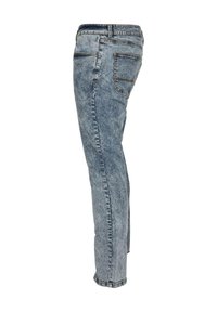 Jean en denim bleu délavé, coupe droite, taille haute, poche arrière en patch et ourlet effiloché. Tissu texturé avec un aspect vieilli.