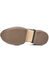 Sole di scarpa in pelle nera con una base in gomma testurizzata, motivo a diamante e un accento metallico vicino al tallone con dettagli di branding.