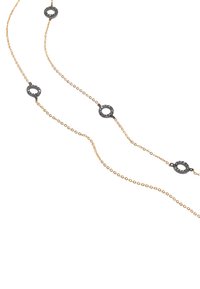Złoty naszyjnik z łańcuszkiem z małymi okrągłymi akcentami z ciemnego metalu, teksturowanymi ogniwami oraz równomiernie rozmieszczonymi ozdobnymi detalami na całej długości.