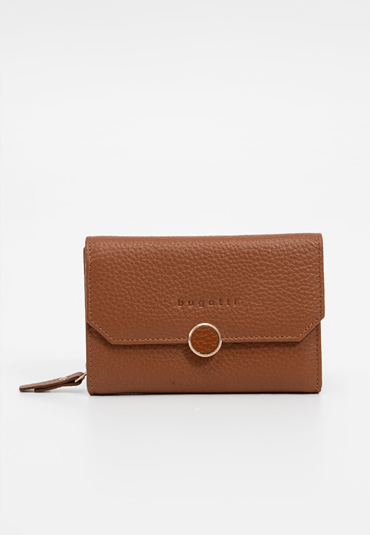 Portefeuille en cuir texturé marron avec un bouton métallique circulaire et le logo "bugatti" en relief sur le rabat avant.