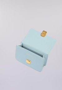 Ljusblå plånbok i texturerat material, med en guldfärgad tryckknapp och embossad logotyp på framsidan. Öppen vy visar inre fack.