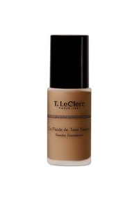 Puderfoundation in einer Glasflasche mit schwarzem Verschluss. Die Flasche ist beige mit schwarzem Text und hat ein dekoratives Design aus horizontalen Linien.