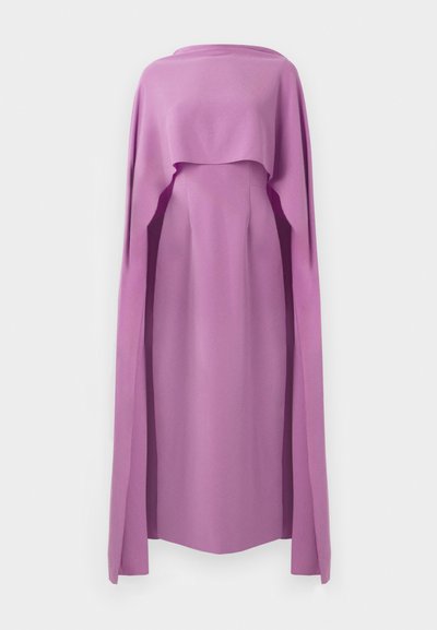 Dolga obleka iz enobarvnega lilastoga materiala z lepršavim plaščom, ki ga prekriva, z okroglo ovratnico in oprijetim krojem.