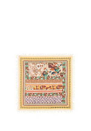 Pañuelo cuadrado de tela con patrones florales, geométricos y abstractos multicolores, bordes beige con flecos y un borde floral amarillo.