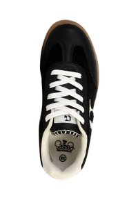 Zapatilla negra con cordones blancos, parte superior de cuero y tejido, puntera redondeada, suela de goma y detalle de logo en el lateral y en la plantilla.