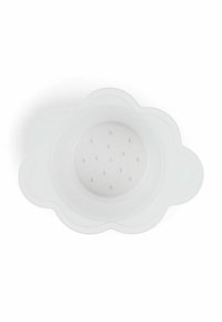Witte siliconen babyplaat in de vorm van een wolk met verhoogde randen en kleine waterdruppelpatronen in het midden.