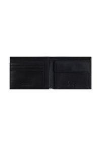 Schwarze Lederbörse, Bifold-Design, mit mehreren Kartenfächern, einem zentralen Fach und geprägtem Logo-Detail auf der Oberfläche.