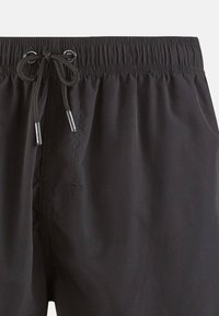 Schwarze Schwimmshorts mit elastischem Bund und Kordelzug, glatter Textur und minimalen Nähten.